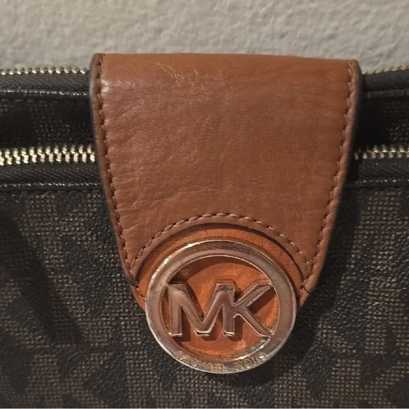 Michael Kors Elegant Brown and Black Crossbody Bag with Gold Emblem - Picture 3 of 5